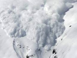 avalacche in siachin, avalanvhe in siachin one thirty five pak soldiers trapped